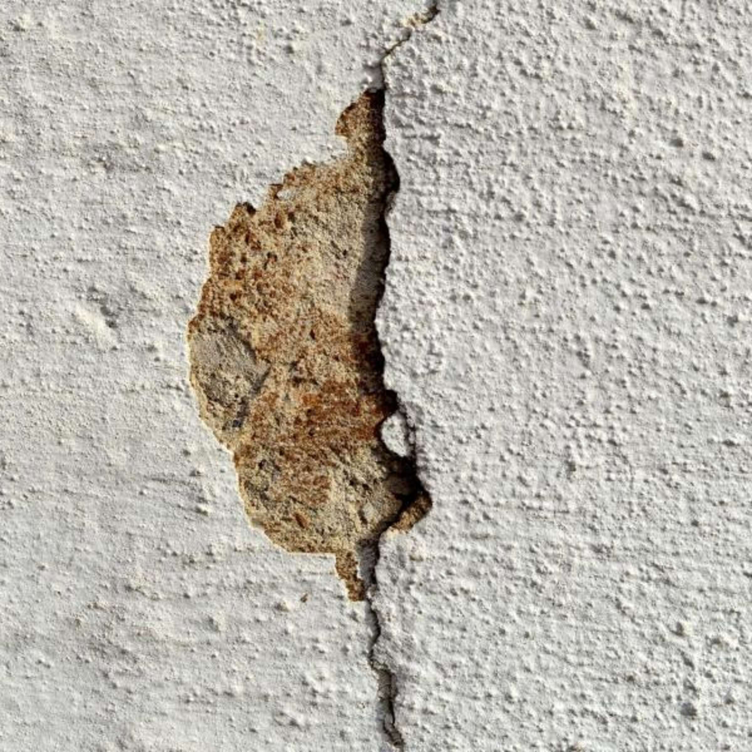 4295418 um schaeden an der hauswand zu beseitigen benutzen heimwerker am besten reparaturmoertel foto nikolas fricke 1Vec